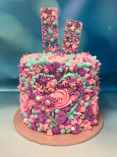 How to make your own custom chocolate bars, to make your cakes really pop