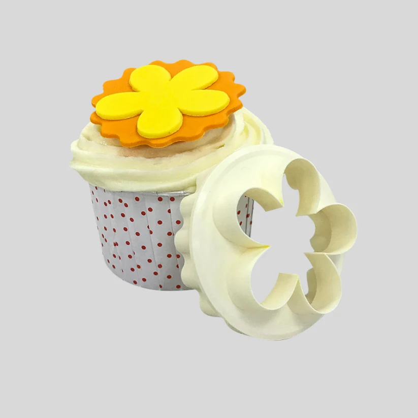 cupcake with fondant plaque with a blossom in yellow/range fondant icing