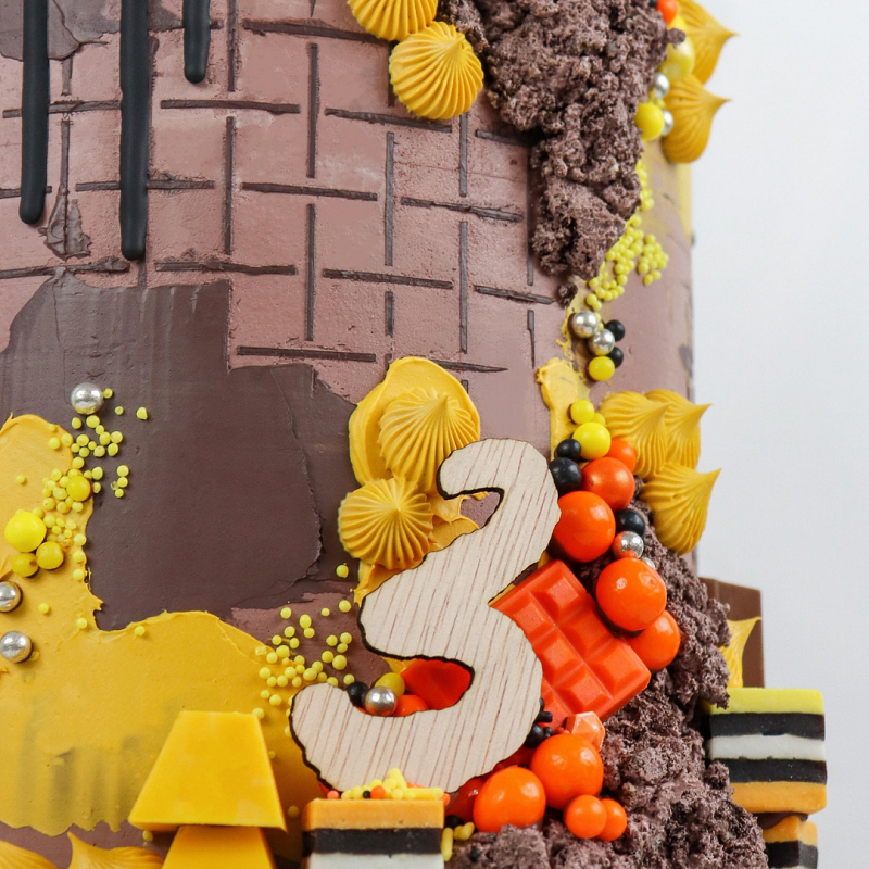 example of mustard colouring used on a cake