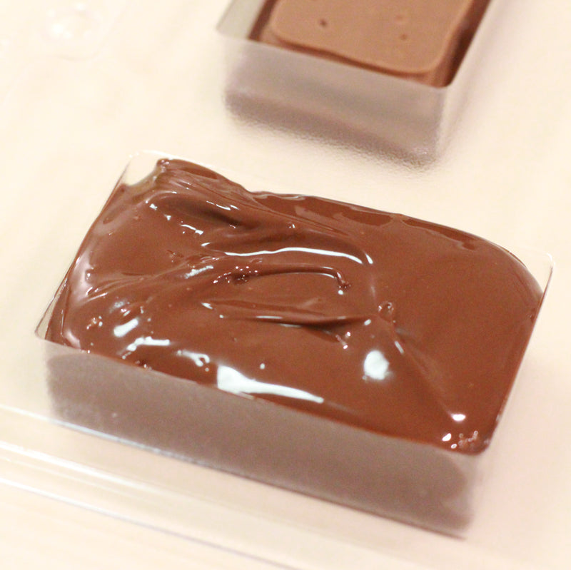 filling Australian flag chocolate in mould