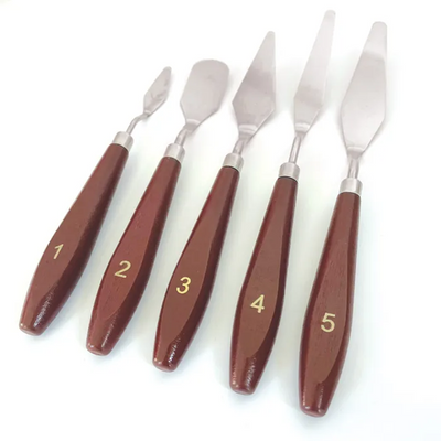 Set of five paint knives with brown handles and numbered labels on a white background