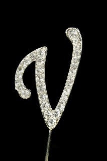 Diamante letter pick V