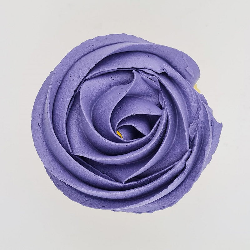 Buttercream swirl using violet food colouring gel paste